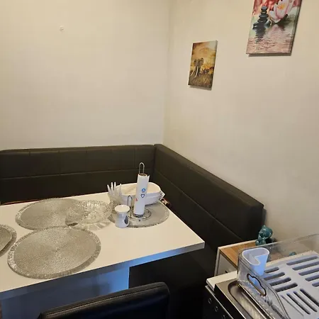 Gemuetliche 2-zimmer-ferienwohnung Mit Wohnzimmer, Dusche & Kueche, Schlafzimmer Τρίερ