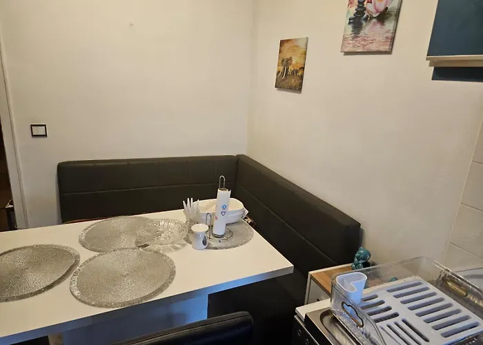 Gemuetliche 2-zimmer-ferienwohnung Mit Wohnzimmer, Dusche & Kueche, Schlafzimmer טרייר